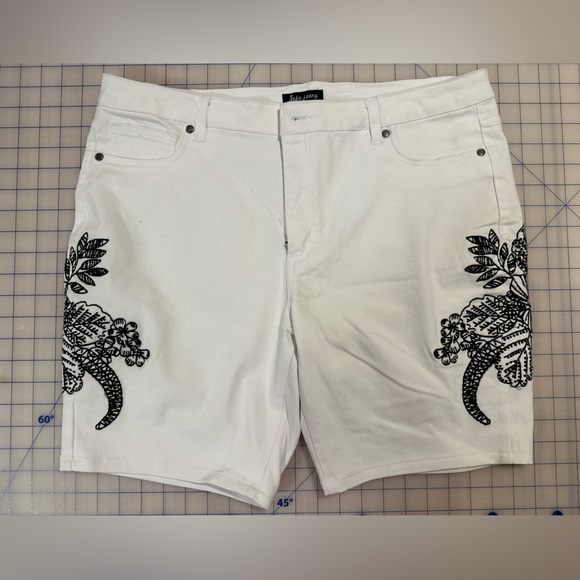 Suko stretch denim shorts with appliqué - Picture 2 of 5